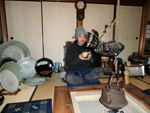 囲炉裏でお茶を一服.jpg